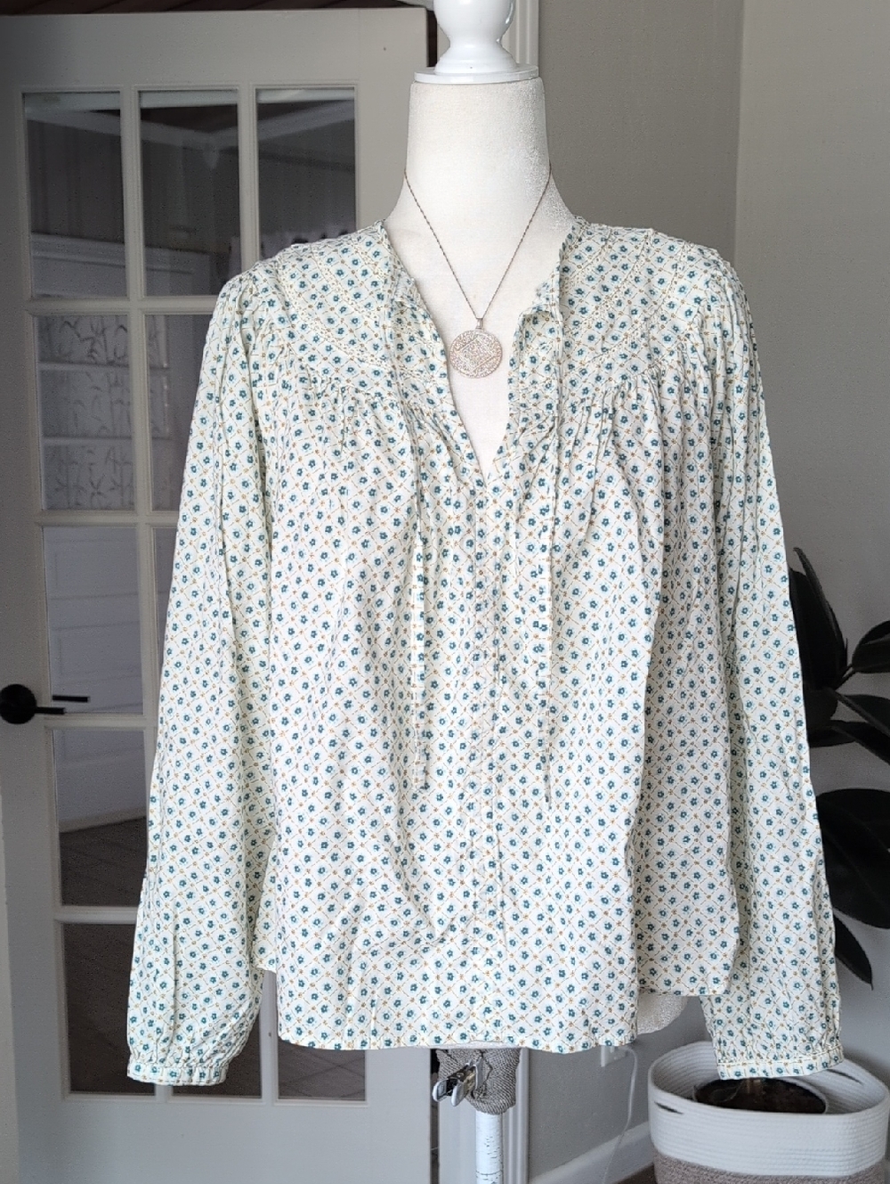 NWOT Universal Thread Cream Floral Peasant Blouse XS